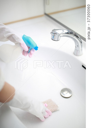 掃除 洗面所 シンク 綺麗 清潔 清掃 家事 主婦 水回り 顔なし 歯ブラシ 女性 ボディパーツ の写真素材