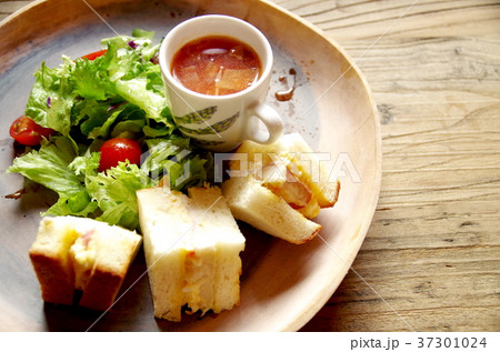 おしゃれなカフェのご飯 37301024