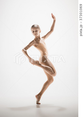 The teen modern ballet dancer 37301069