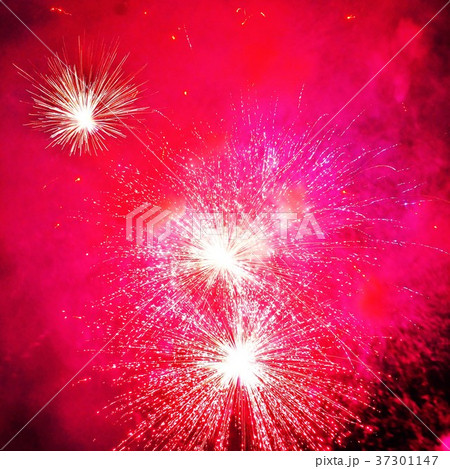 天然デザイン花火の背景素材・白系打上げ花火と赤煙・正方形 天然デザイン花火の背景素材・白系打上げ花火と赤煙・正方形 37301147