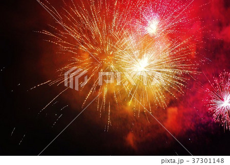 天然デザイン花火の背景素材・白系打上げ花火と赤煙・横位置 37301148