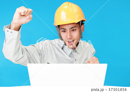 ガッツポーズの労働者 ガッツポーズの労働者 37301856