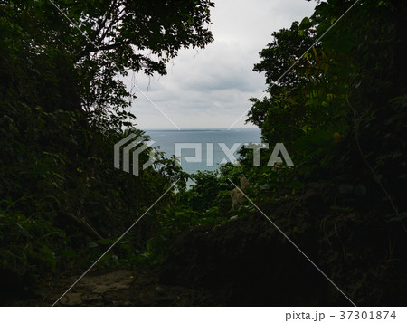 沖縄・斎場御嶽から望む久高島と神聖な海の景観 沖縄・斎場御嶽から望む久高島と神聖な海の景観 37301874