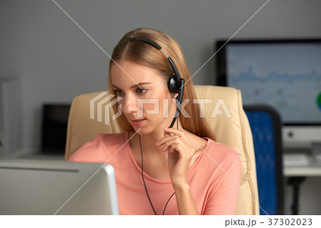 Consulting client on the phone 37302023