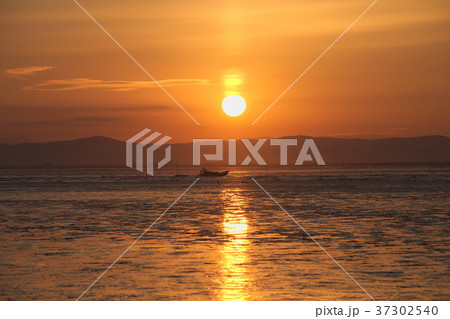 有明海の日の出 37302540