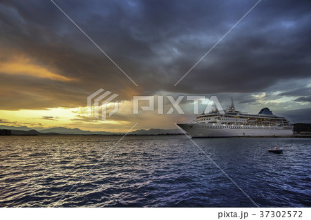 Cruise ship 37302572