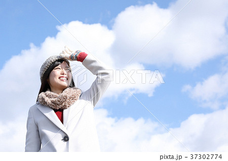 遠くを見る若い女性 37302774