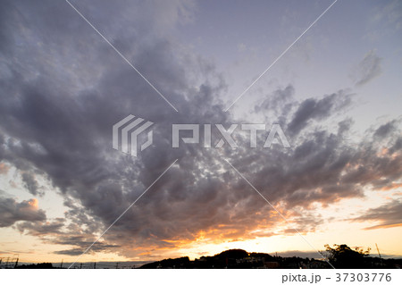 10月の空 空 夕方 夕暮れ 日暮れの空 コピースペース 文字スペース 10月の空 空 夕方 夕暮れ 日暮れの空 コピースペース 文字スペース 37303776