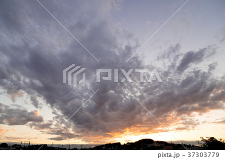 10月の空 空 夕方 夕暮れ 日暮れの空 コピースペース 文字スペース 10月の空 空 夕方 夕暮れ 日暮れの空 コピースペース 文字スペース 37303779
