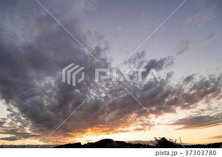 10月の空 空 夕方 夕暮れ 日暮れの空 コピースペース 文字スペース 10月の空 空 夕方 夕暮れ 日暮れの空 コピースペース 文字スペース 37303780