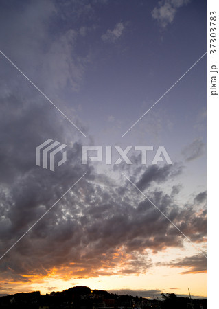 10月の空 空 夕方 夕暮れ 日暮れの空 コピースペース 文字スペース 10月の空 空 夕方 夕暮れ 日暮れの空 コピースペース 文字スペース 37303783