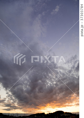 10月の空 空 夕方 夕暮れ 日暮れの空 コピースペース 文字スペース 10月の空 空 夕方 夕暮れ 日暮れの空 コピースペース 文字スペース 37303784