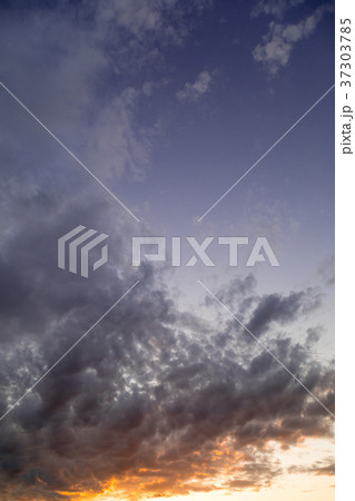 10月の空 空 夕方 夕暮れ 日暮れの空 コピースペース 文字スペース 10月の空 空 夕方 夕暮れ 日暮れの空 コピースペース 文字スペース 37303785