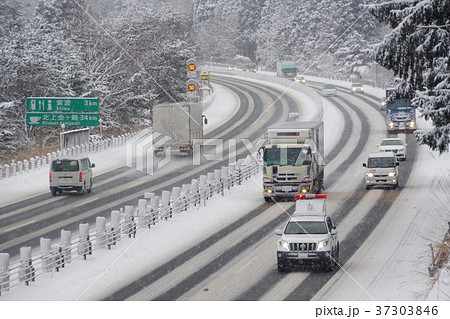 冬の高速道路 37303846