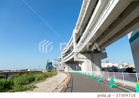 高速道路　環状線　雲　コピースペース　広いコピースペース 37304718