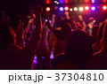 音楽　ライブ　盛り上がっている　逆光　人物　活気 37304810