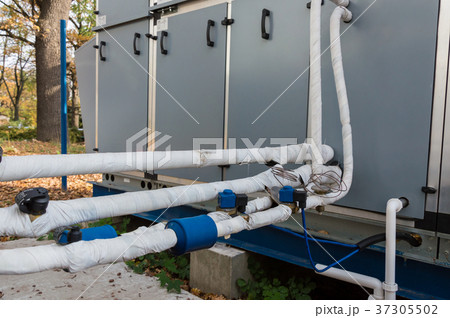 Close-up view of the insulated refrigerant 37305502