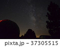 天体観測館　星空　宇宙　木　明かり　天の川 37305515