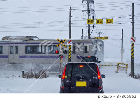 冬道の運転　踏切待ち 37305962
