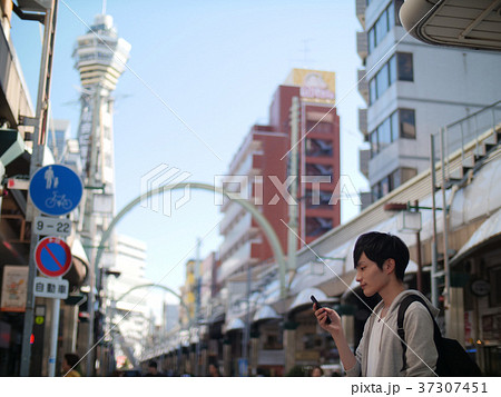 大阪観光　スマホを閲覧する一人旅の男性 37307451