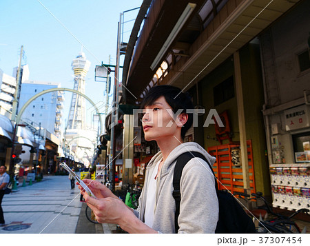 大阪観光 地図を確認する一人旅の男性の写真素材