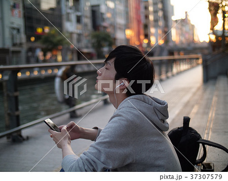 スマホで音楽を聴く男性 37307579