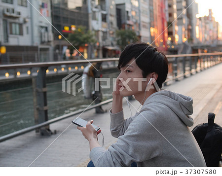 スマホで音楽を聴く男性 37307580