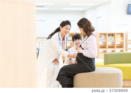 医療スタッフ、妊婦さん、問診 医療スタッフ、妊婦さん、問診 37309009