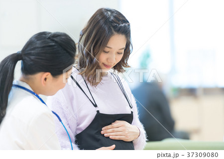 医療スタッフ、妊婦さん、問診 医療スタッフ、妊婦さん、問診 37309080