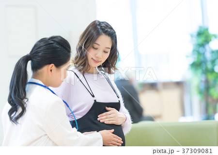 医療スタッフ、妊婦さん、問診 医療スタッフ、妊婦さん、問診 37309081