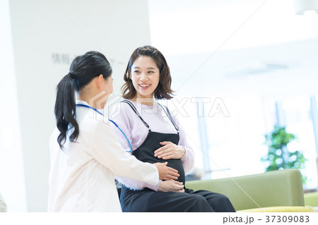 医療スタッフ、妊婦さん、問診 医療スタッフ、妊婦さん、問診 37309083