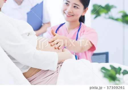 医療スタッフ、妊婦さん、触診、お腹 37309261