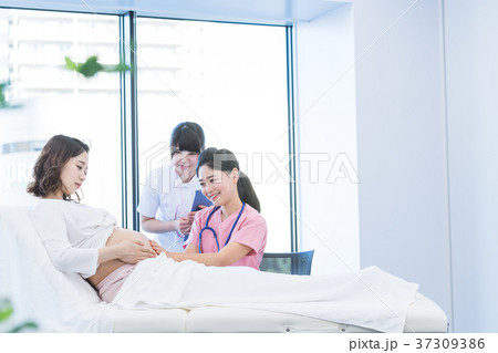 医療スタッフ、妊婦さん、触診、お腹 37309386