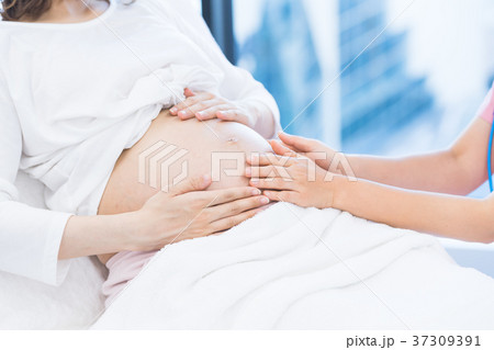 医療スタッフ、妊婦さん、触診、お腹 37309391