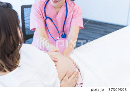 医療スタッフ、妊婦さん、触診、お腹 37309398