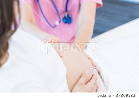 医療スタッフ、妊婦さん、触診、お腹 37309532