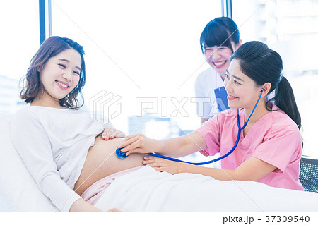 医療スタッフ、妊婦さん、触診、お腹 医療スタッフ、妊婦さん、触診、お腹 37309540