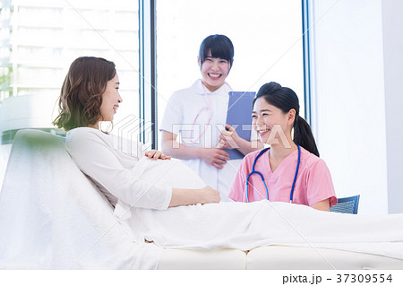 医療スタッフ、妊婦さん、触診、お腹 医療スタッフ、妊婦さん、触診、お腹 37309554