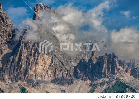 National Park panorama and Dolomiti mountains  37309720