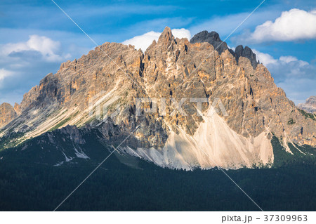National Park panorama and Dolomiti mountains  37309963