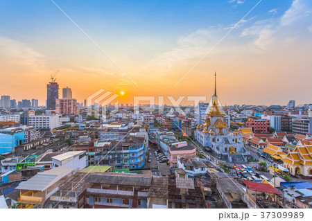 aerial view sunset above Wat Traimit in Bangkok 37309989