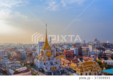 aerial view sunset above Wat Traimit in Bangkok 37309993
