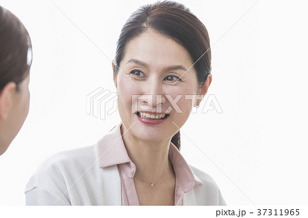 話が弾む二人の女性 37311965