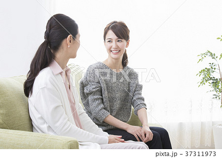 話が弾む二人の女性 37311973