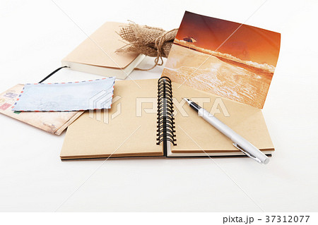 おしゃれなノートとペンの写真素材