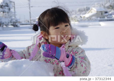 雪あそび女の子四歳 雪あそび女の子四歳 37312344