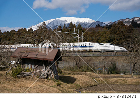 冬の関ヶ原ですれ違うN700系新幹線 37312471