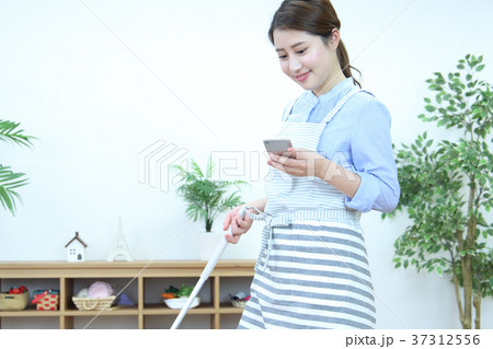 掃除する女性 37312556