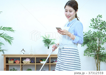 掃除する女性 37312559