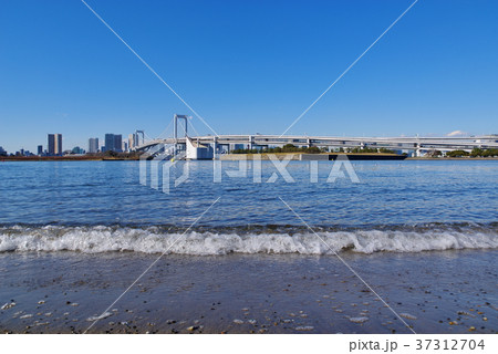 快晴の東京湾 波打ち際とレインボーブリッジ 2018.01 c-2 広角 前ボケ小 左寄せ 寄せ波 快晴の東京湾 波打ち際とレインボーブリッジ 2018.01 c-2 広角 前ボケ小 左寄せ 寄せ波 37312704